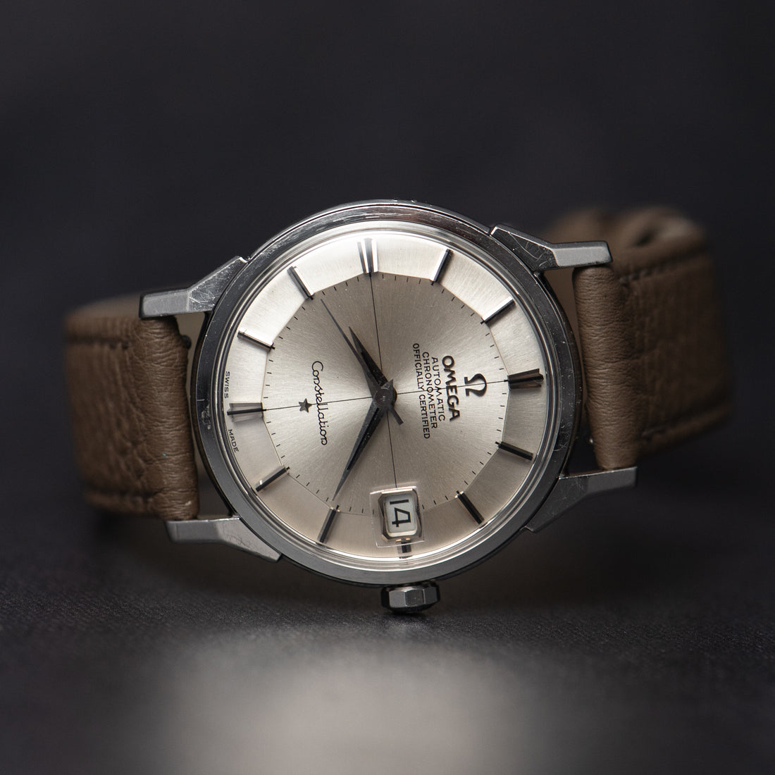 1966 OMEGA CONSTELLATION PIE PAN CROSSHAIR SUNBURST QUICKSET DOG-LEG CAL. 564 REF. 168.005