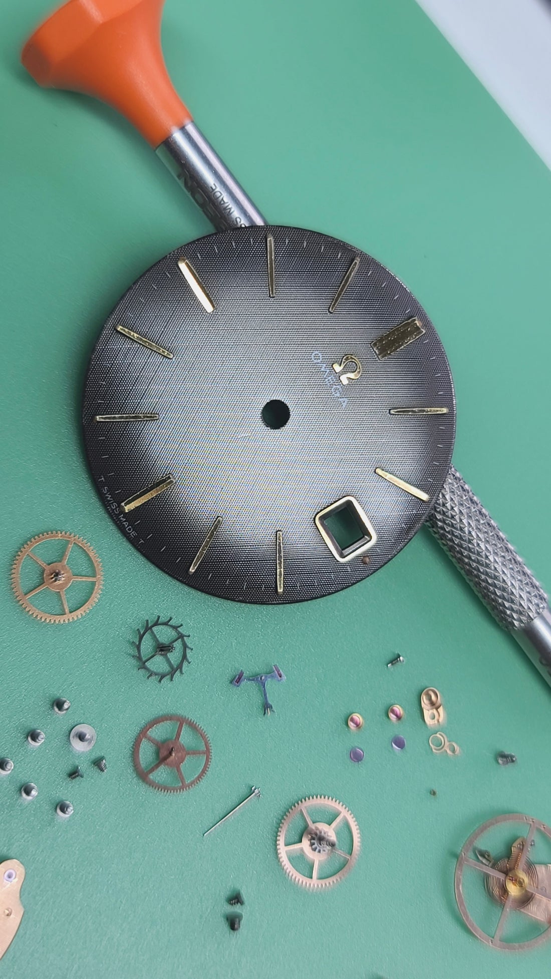 1966 OMEGA GENEVE GREY LINEN CAL. 611 REF. 132.019