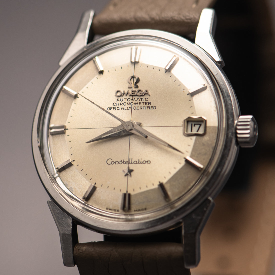 1963 OMEGA CONSTELLATION TWO TONE PIE PAN CROSSHAIR DOG-LEG CAL. 561 REF. 14902 62 SC