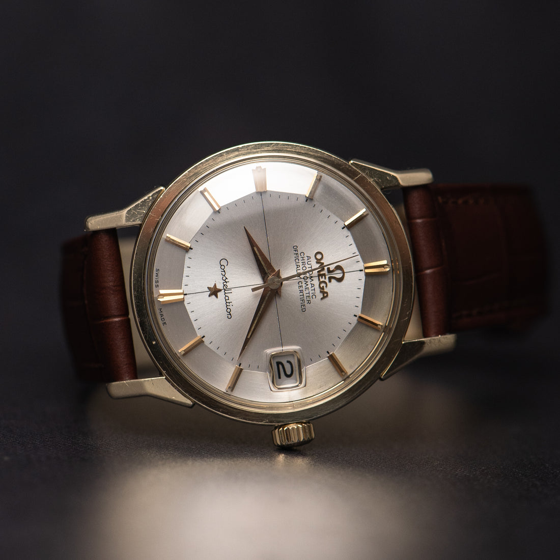 1963 OMEGA CONSTELLATION TWO TONE PIE PAN CROSSHAIR SUNBURST DOG-LEG CAL. 561 REF. 168.005