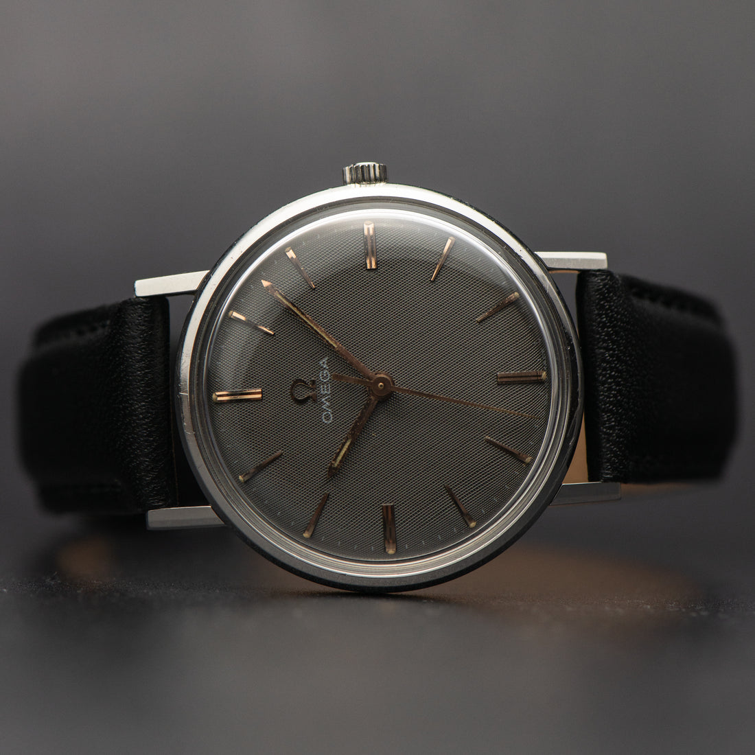 1967 MIDSIZE OMEGA GENEVE GREY LINEN CAL. 601 REF. 131.018