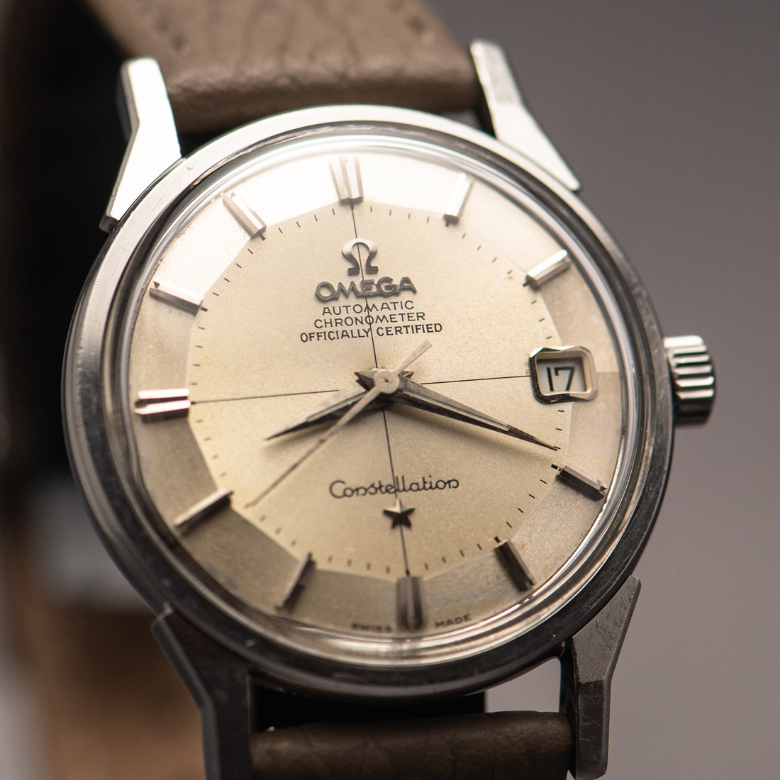 1963 OMEGA CONSTELLATION TWO TONE PIE PAN CROSSHAIR DOG-LEG CAL. 561 REF. 14902 62 SC