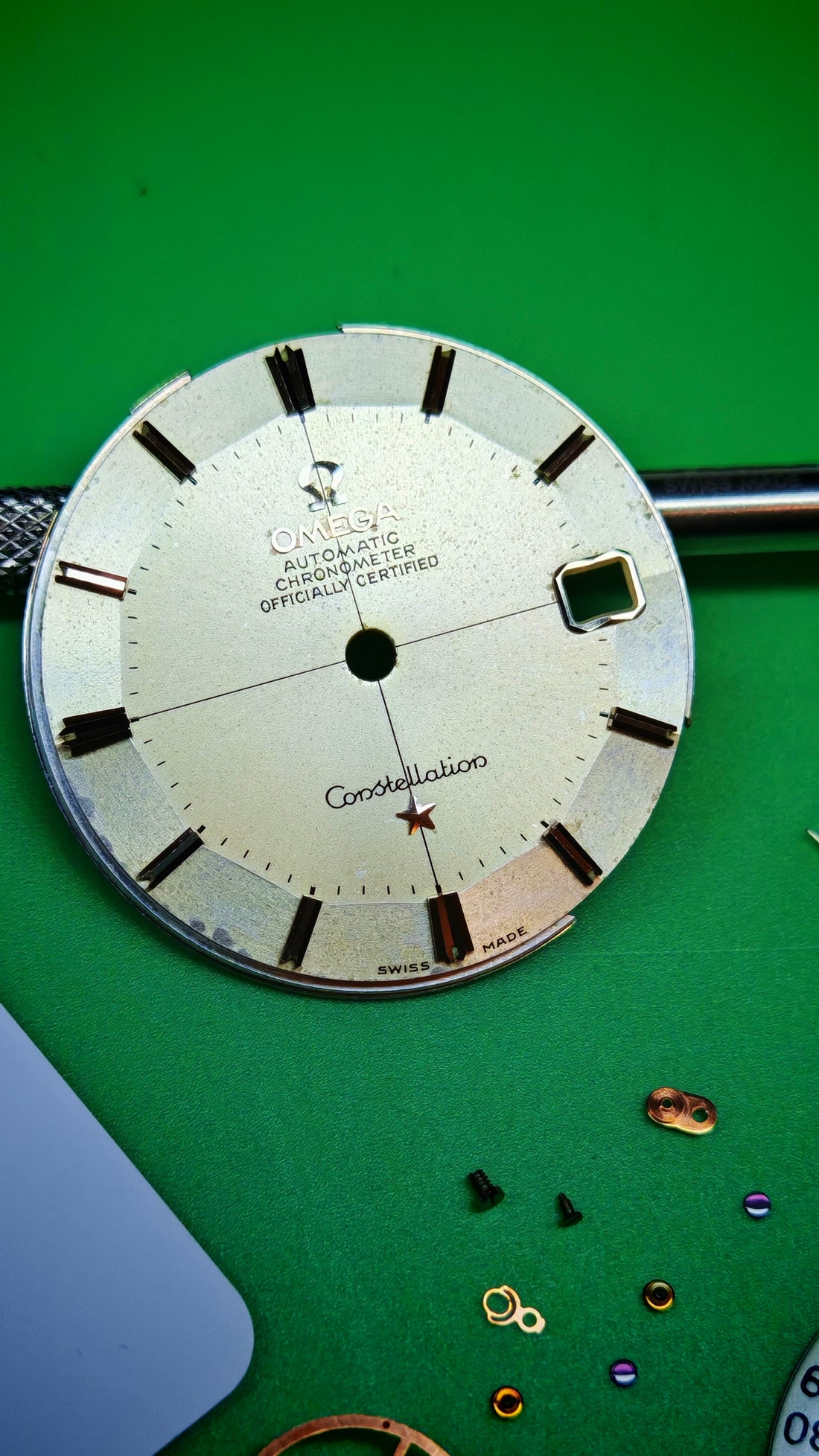 1963 OMEGA CONSTELLATION TWO TONE PIE PAN CROSSHAIR DOG-LEG CAL. 561 REF. 14902 62 SC