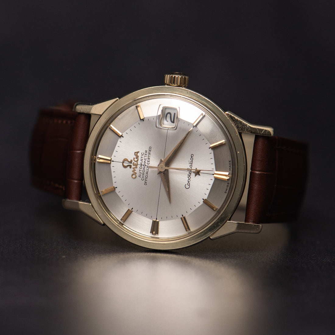 1963 OMEGA CONSTELLATION TWO TONE PIE PAN CROSSHAIR SUNBURST DOG-LEG CAL. 561 REF. 168.005