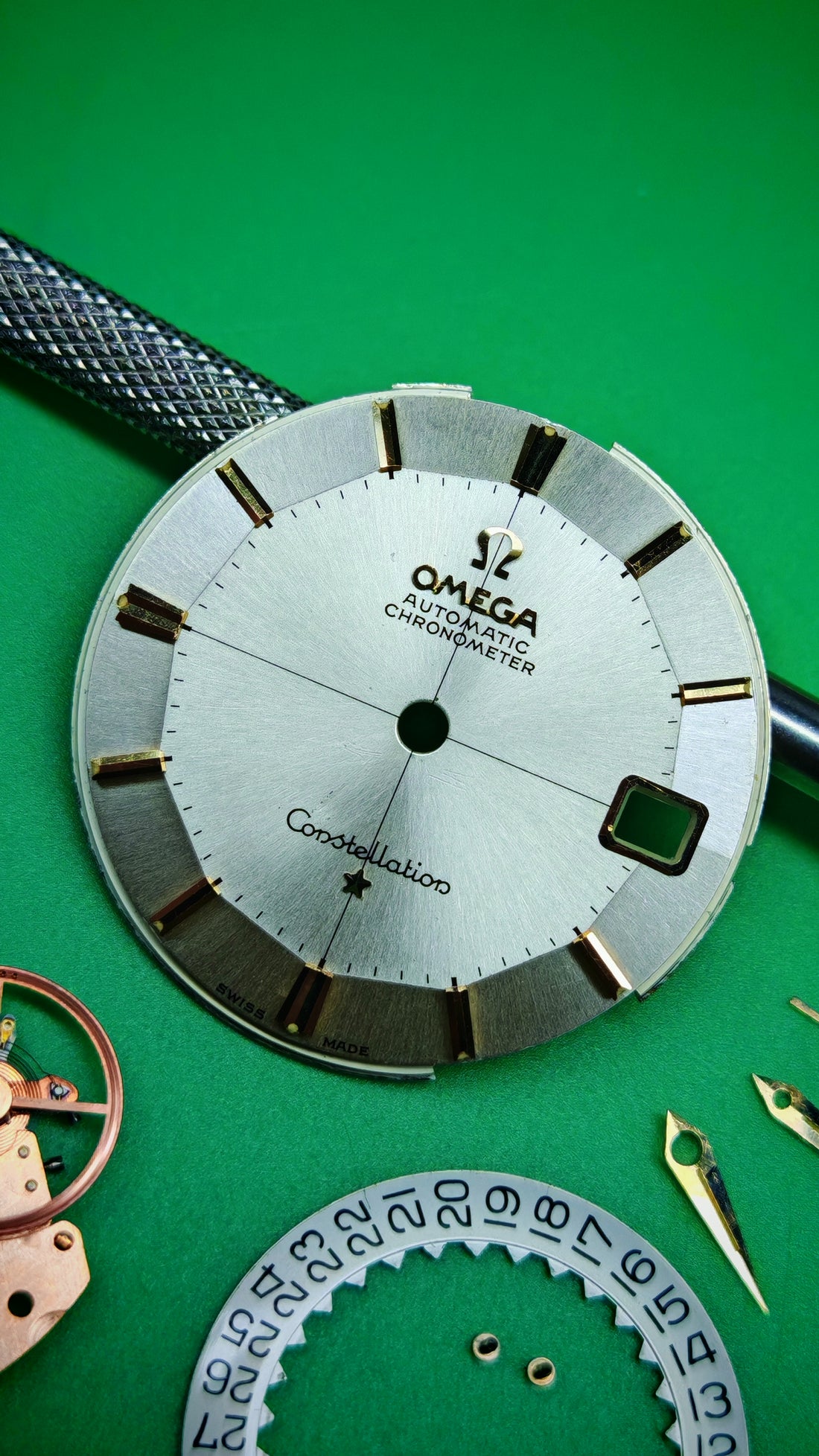 1962 OMEGA CONSTELLATION PIE PAN CROSSHAIR SUNBURST DOG-LEG CAL. 561 REF. 168.005