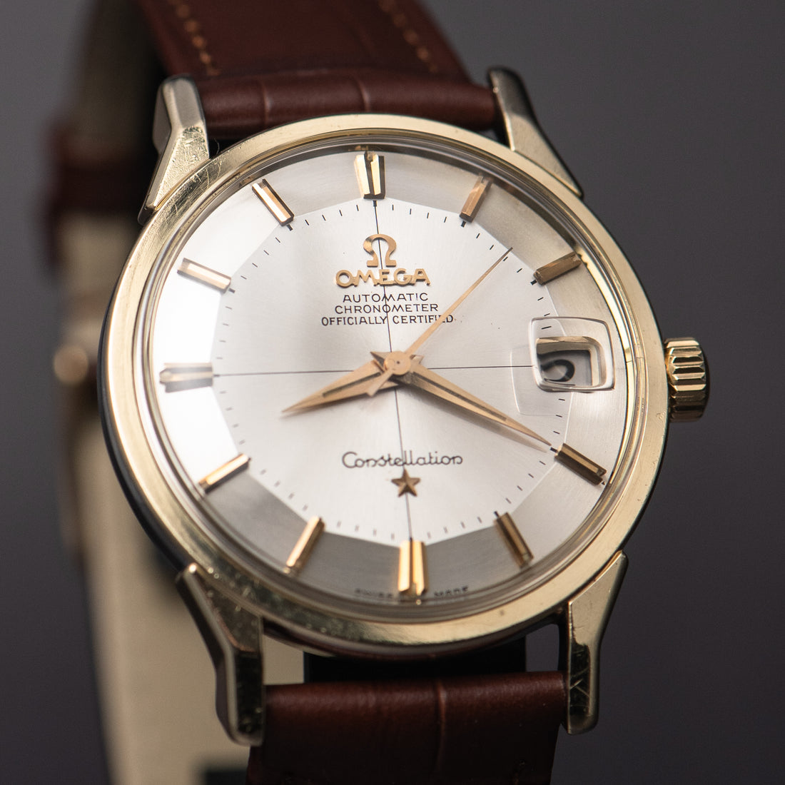 1963 OMEGA CONSTELLATION TWO TONE PIE PAN CROSSHAIR SUNBURST DOG-LEG CAL. 561 REF. 168.005