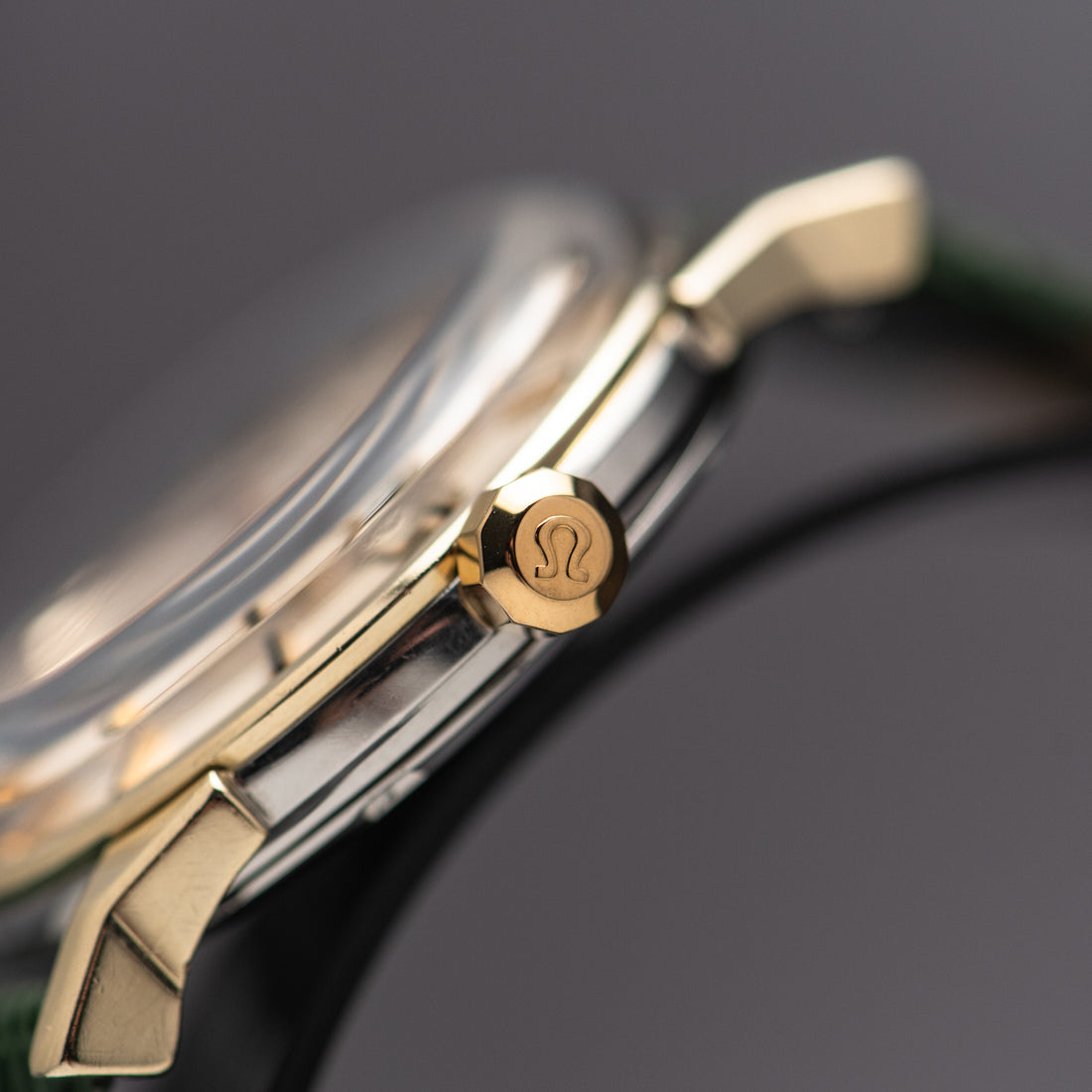 1966 OMEGA CONSTELLATION PIE PAN CROSSHAIR SUNBURST DOG-LEG CAL. 561 REF. 168.005