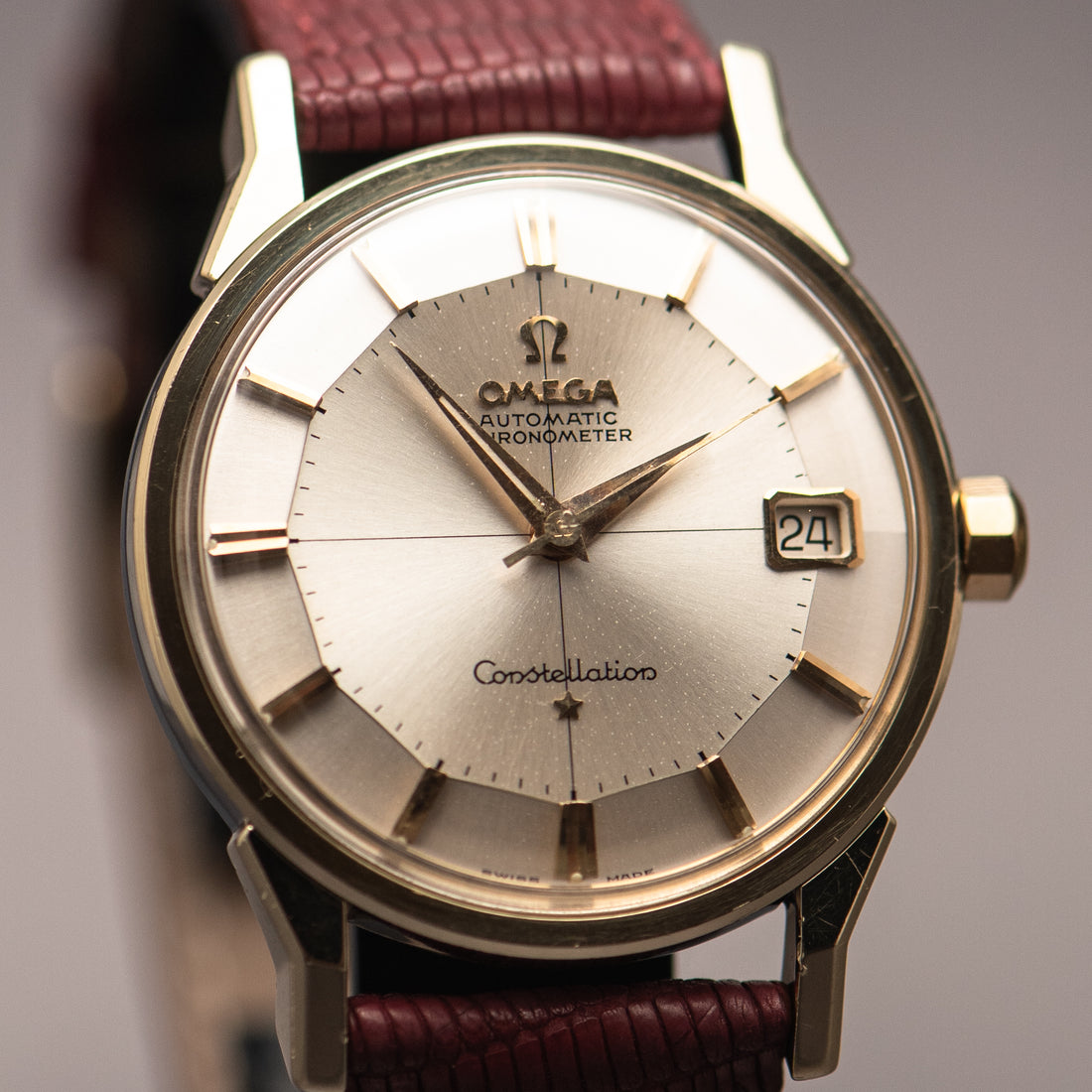 1962 OMEGA CONSTELLATION PIE PAN CROSSHAIR SUNBURST DOG-LEG CAL. 561 REF. 168.005