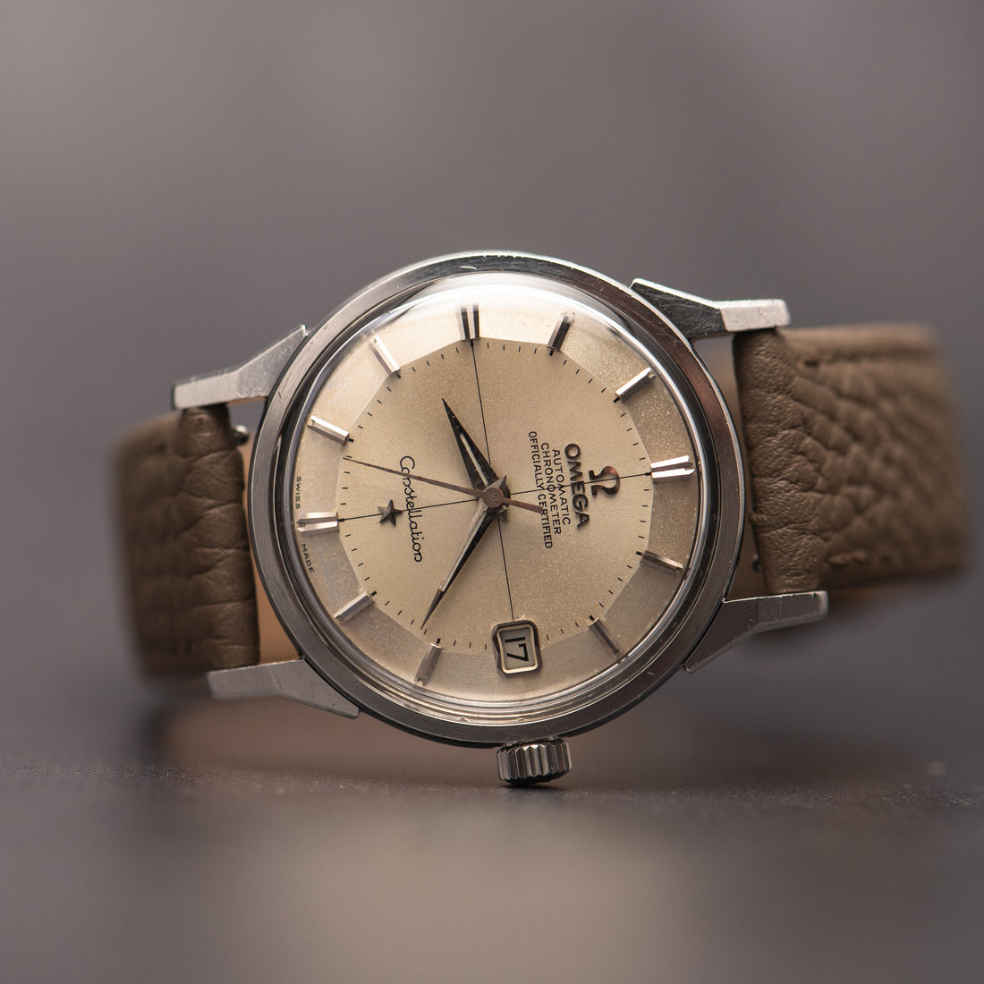 1963 OMEGA CONSTELLATION TWO TONE PIE PAN CROSSHAIR DOG-LEG CAL. 561 REF. 14902 62 SC