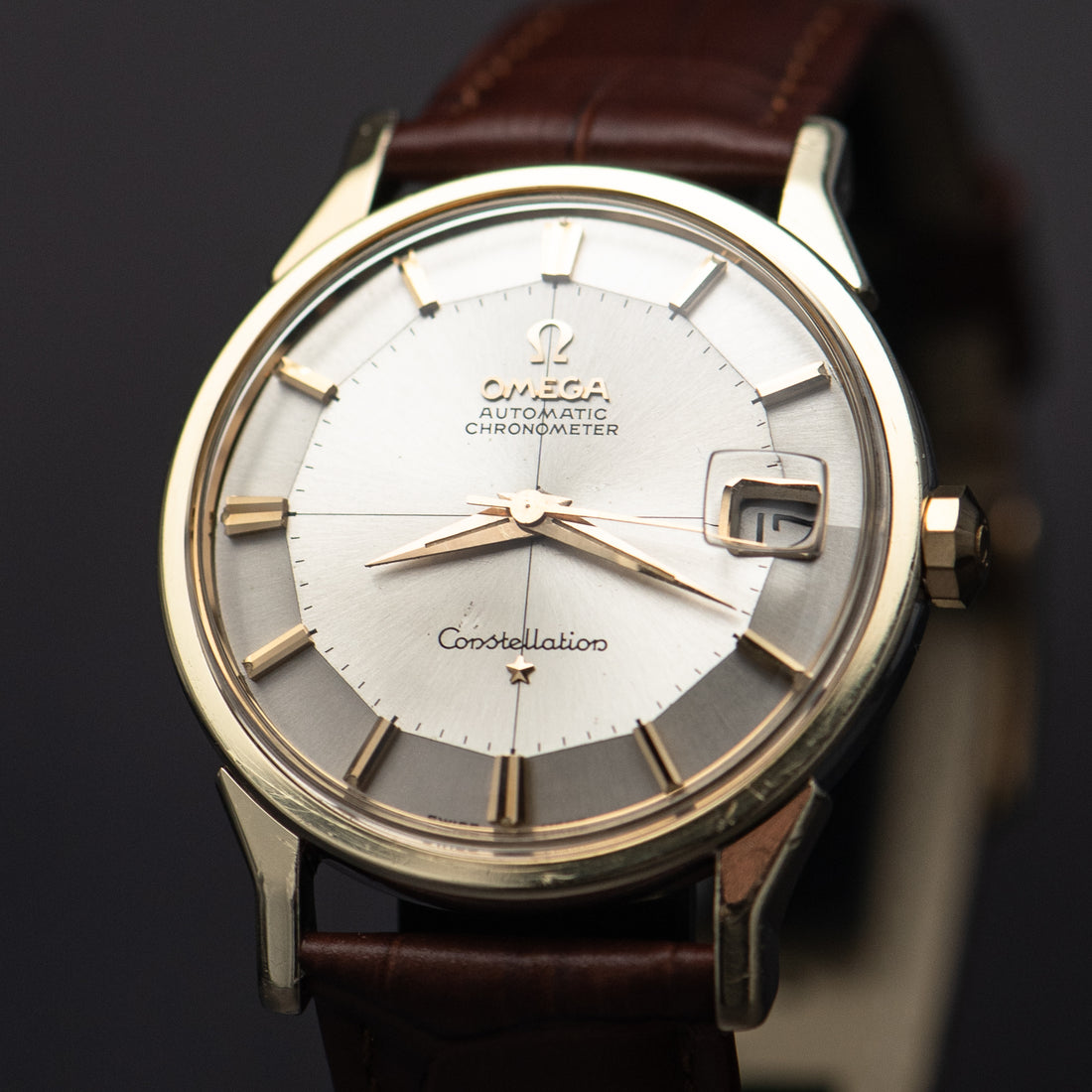 1962 OMEGA CONSTELLATION PIE PAN CROSSHAIR SUNBURST DOG-LEG CAL. 561 REF. 168.005