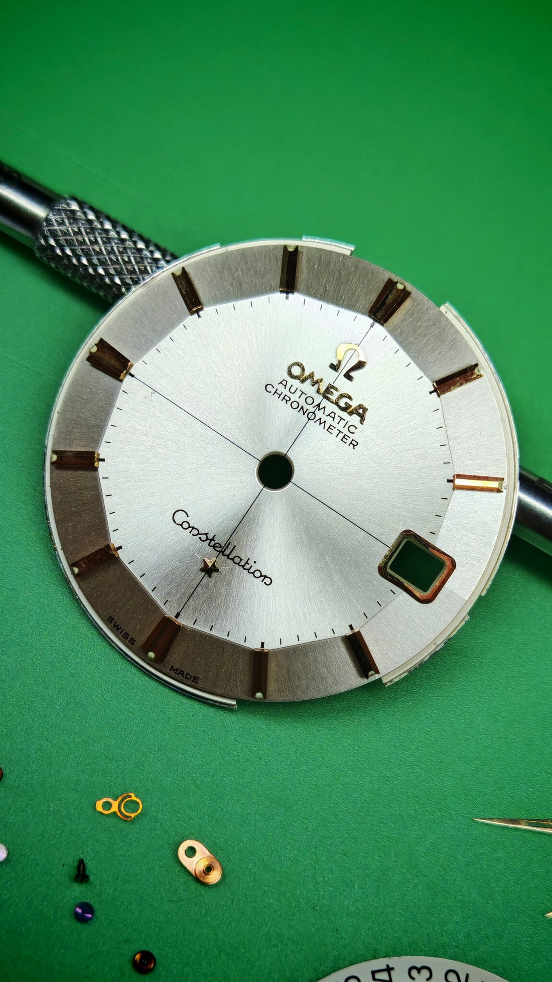 1962 OMEGA CONSTELLATION PIE PAN CROSSHAIR SUNBURST DOG-LEG CAL. 561 REF. 168.005