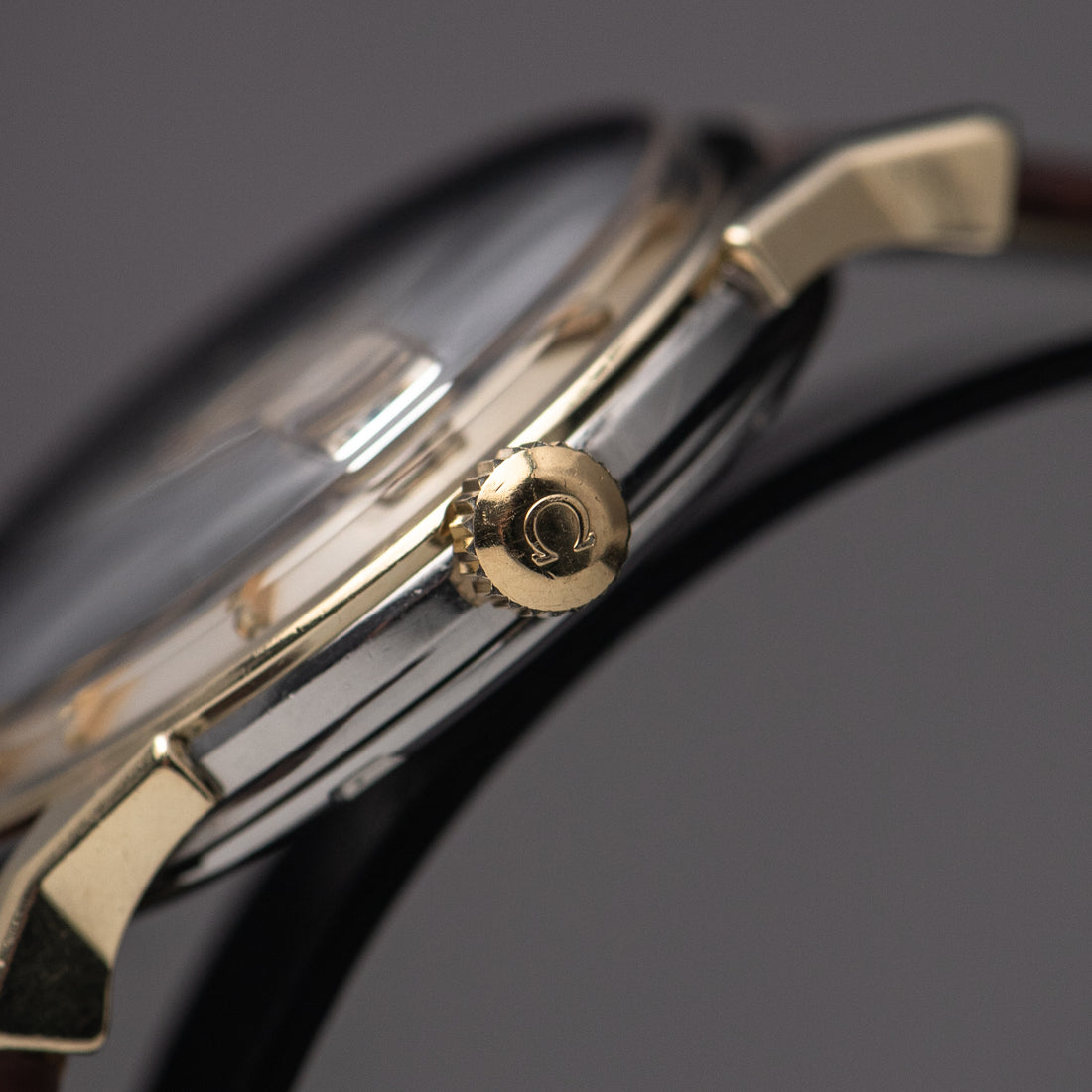 1963 OMEGA CONSTELLATION TWO TONE PIE PAN CROSSHAIR SUNBURST DOG-LEG CAL. 561 REF. 168.005