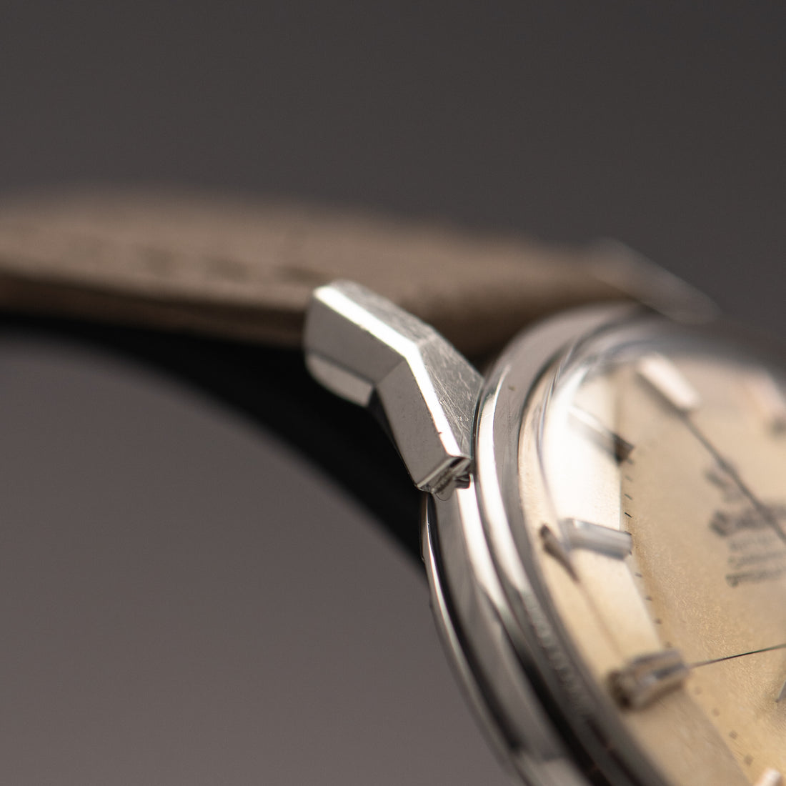 1963 OMEGA CONSTELLATION TWO TONE PIE PAN CROSSHAIR DOG-LEG CAL. 561 REF. 14902 62 SC