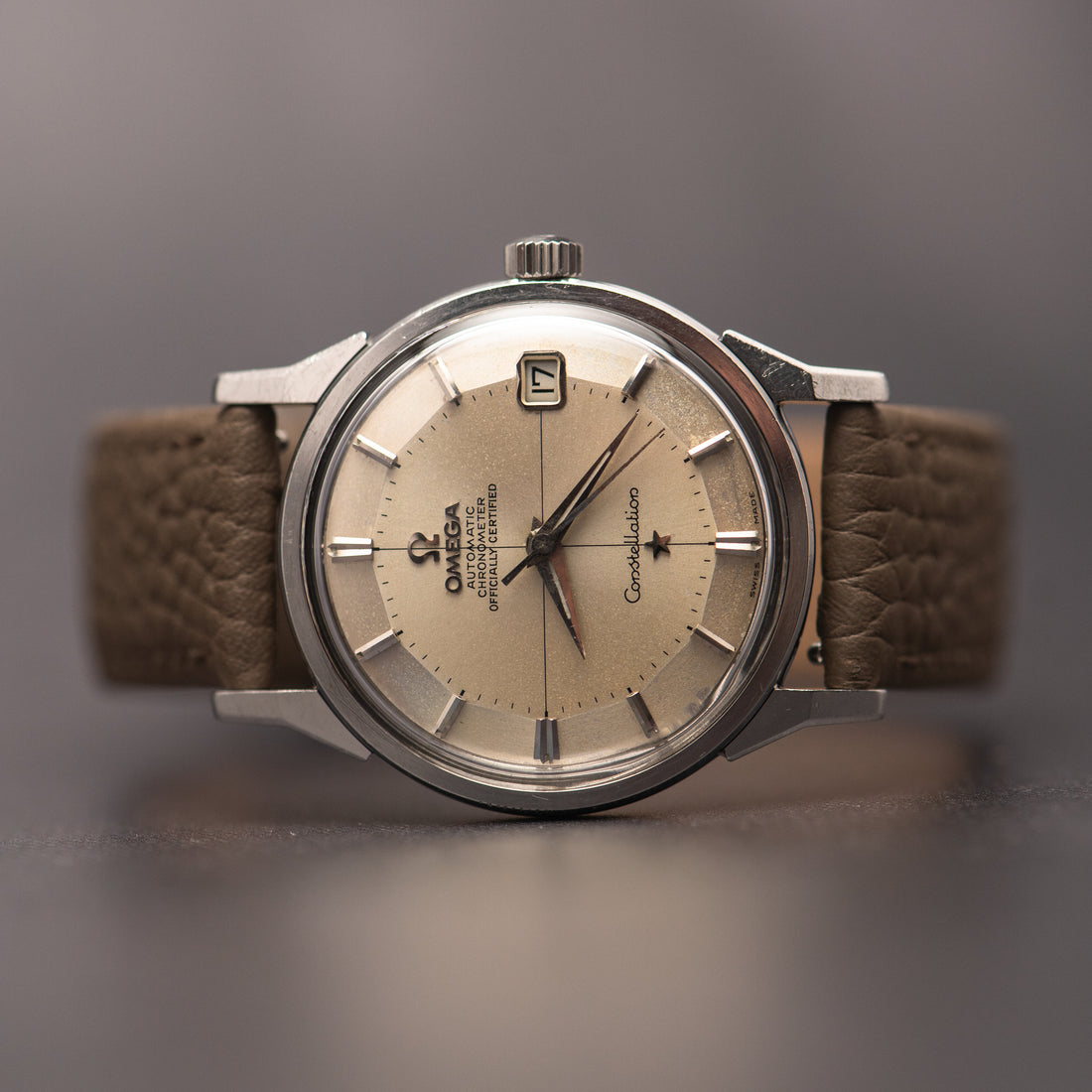 1963 OMEGA CONSTELLATION TWO TONE PIE PAN CROSSHAIR DOG-LEG CAL. 561 REF. 14902 62 SC