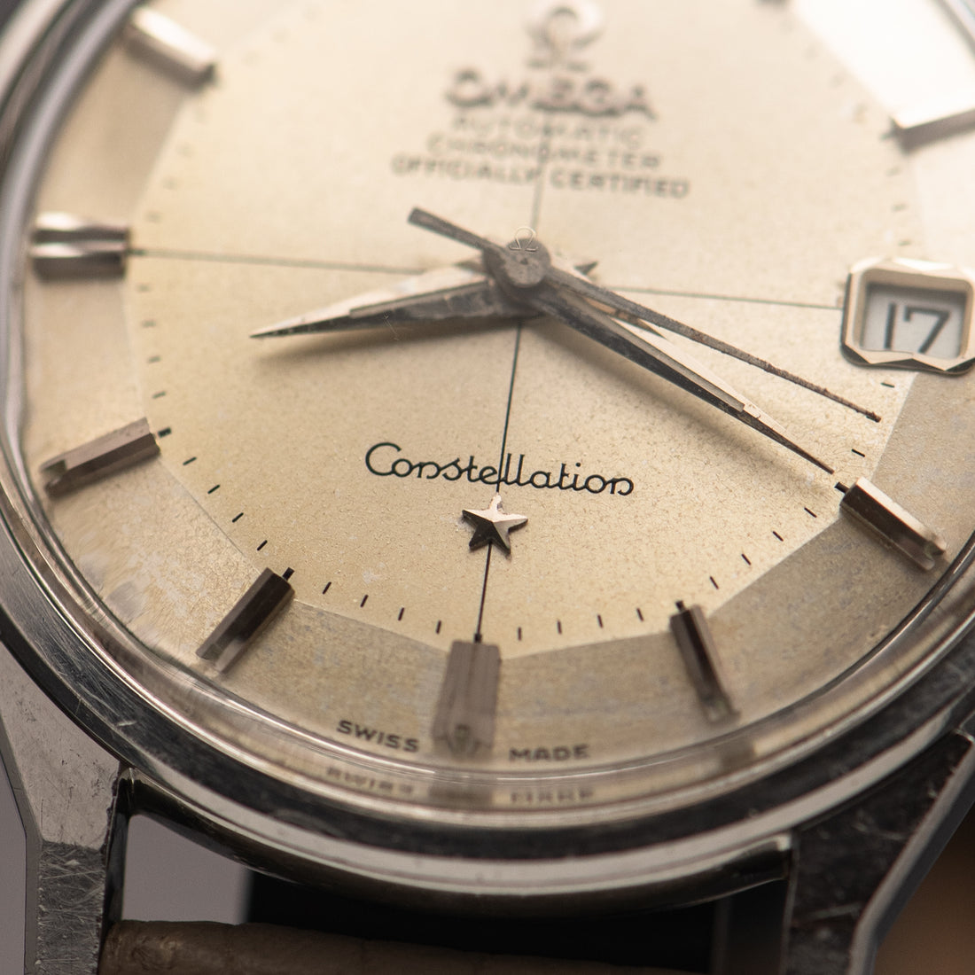 1963 OMEGA CONSTELLATION TWO TONE PIE PAN CROSSHAIR DOG-LEG CAL. 561 REF. 14902 62 SC