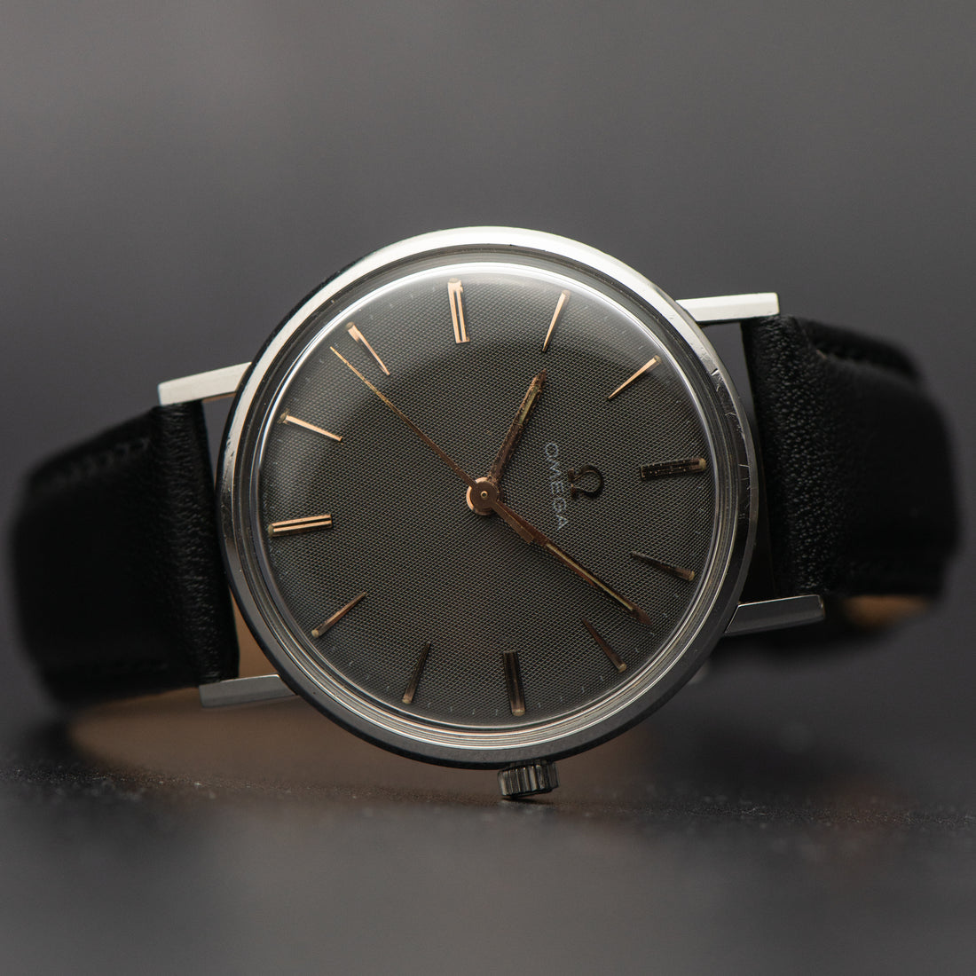 1967 MIDSIZE OMEGA GENEVE GREY LINEN CAL. 601 REF. 131.018