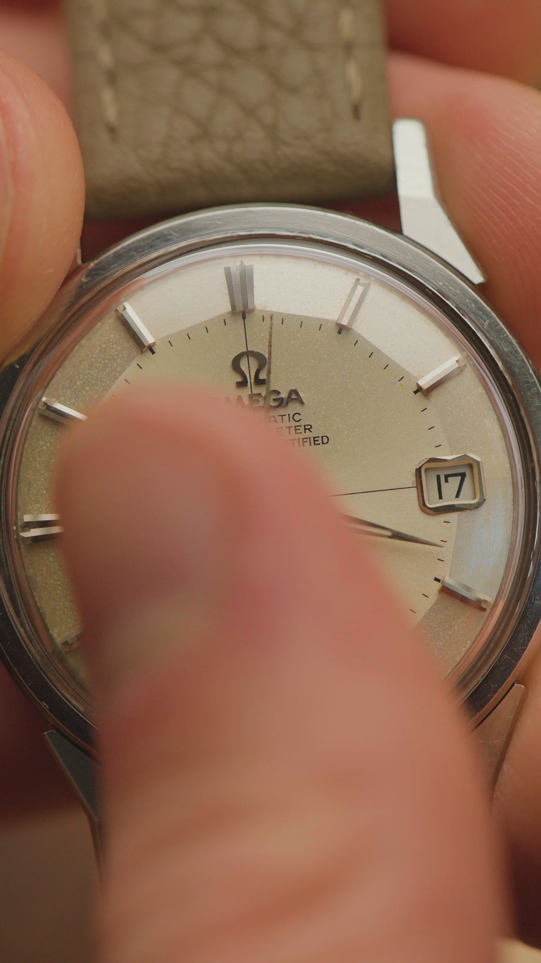 1963 OMEGA CONSTELLATION TWO TONE PIE PAN CROSSHAIR DOG-LEG CAL. 561 REF. 14902 62 SC